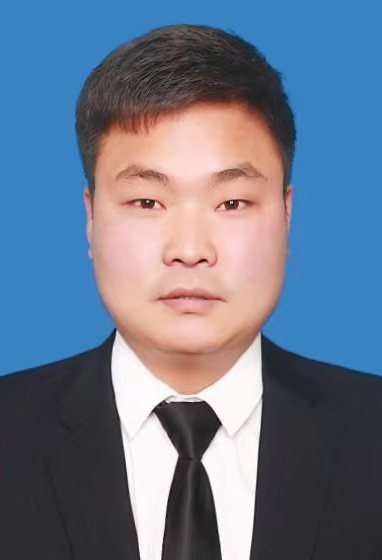 汪辉律师身着律师袍的工作照